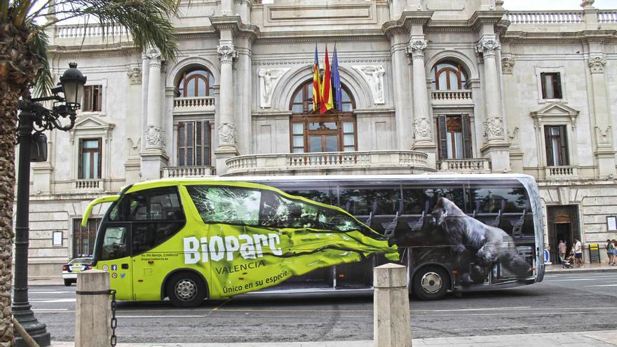 Un autobús tematizado del Bioparc recorre la costa valenciana