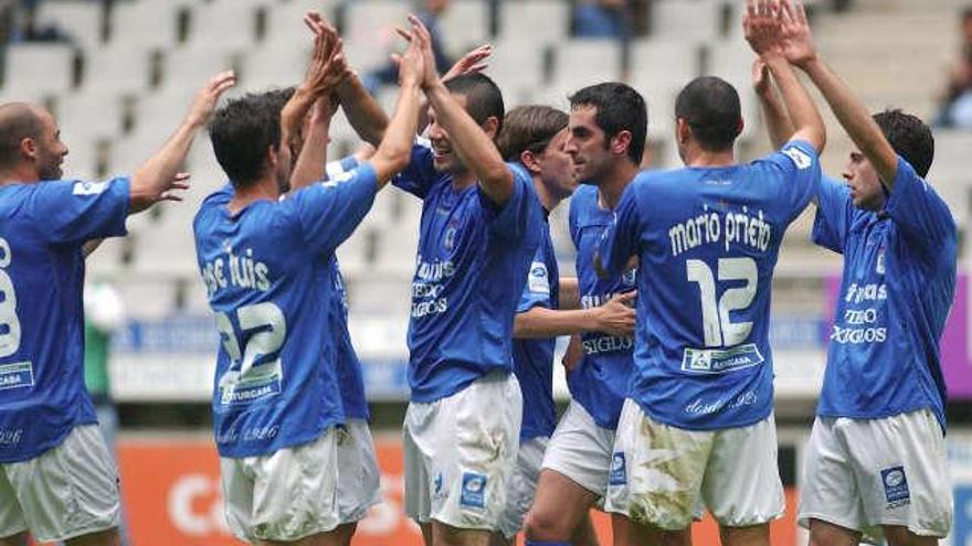 Los jugadores del Oviedo celebran el triunfo.