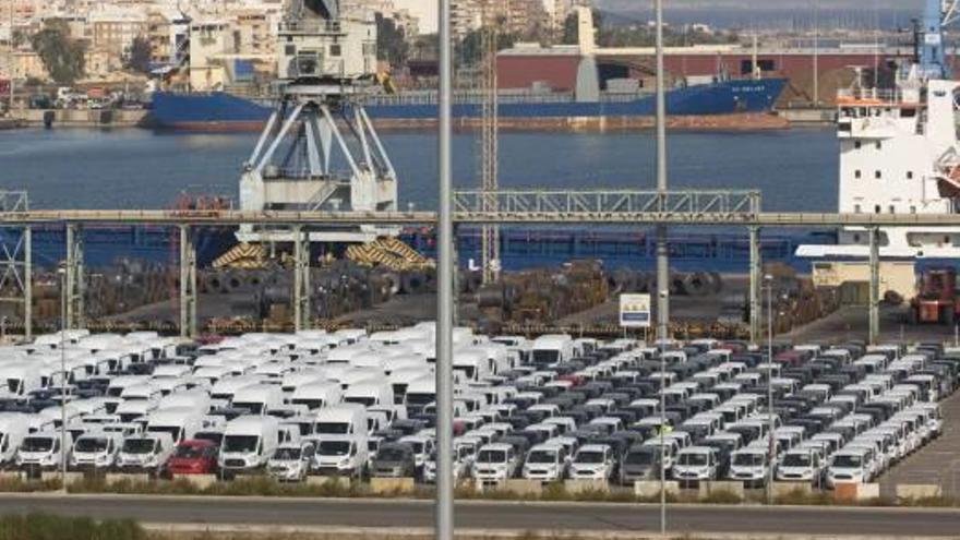El tráfico siderúrgico y el  del automóvil crecieron en el puerto de Sagunt en 2015
