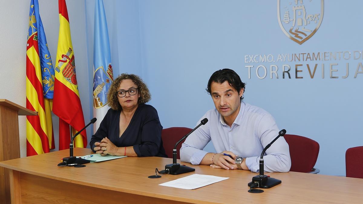 Imagen de la presentación del plan de choque por parte de la concejala Carmen Gómez y el alcalde Eduardo Dolón nada más iniciarse el actual mandato municipal en el verano de 2019