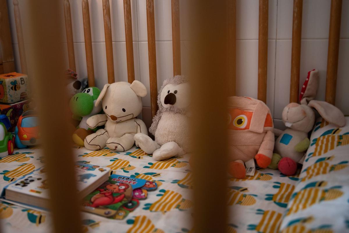 En el módulo maternal de la prisión femenina Wad-Ras todos los bebés y niños tienen sus cunas con juguetes que los funcionarios le proveen a las madres.