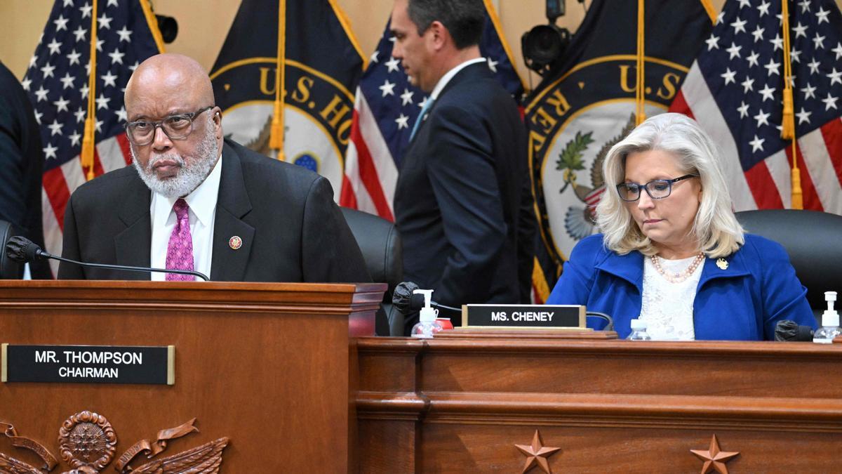El presidente del Comité, Bennie Thompson (izquierda), y la vicepresidenta, Liz Cheney, convocan una audiencia del Comité Selecto de la Cámara de Representantes de EE.UU.