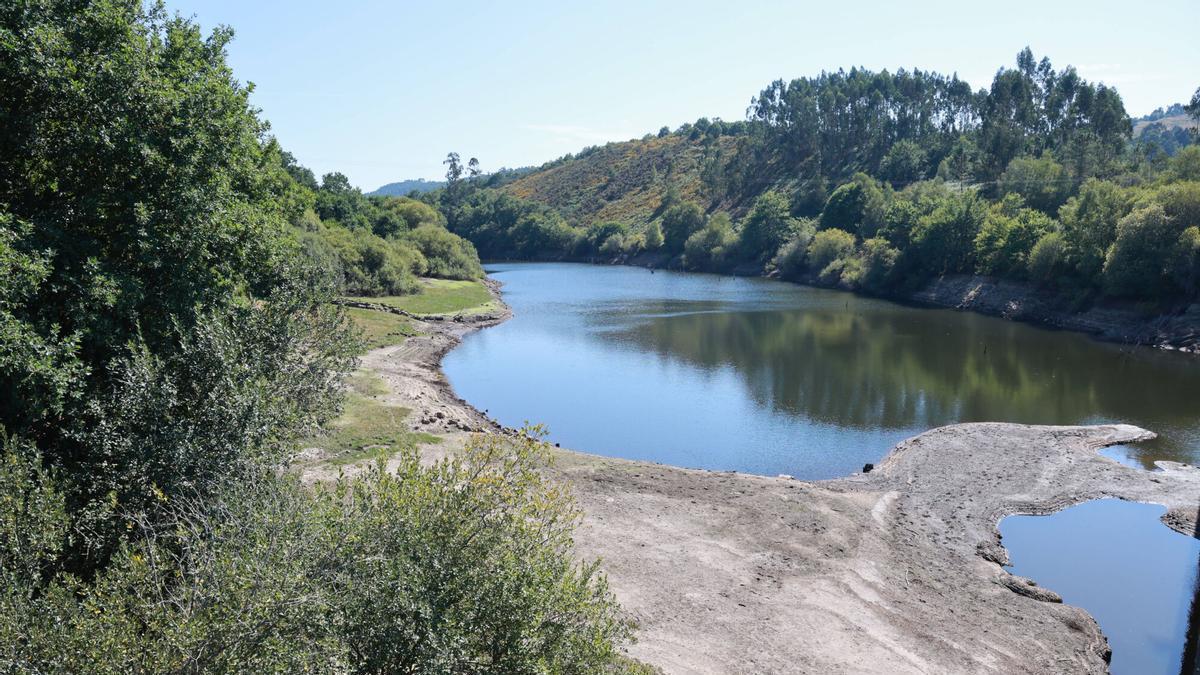 Estado actual del embalse de Eiras, en el nivel más bajo de su historia.