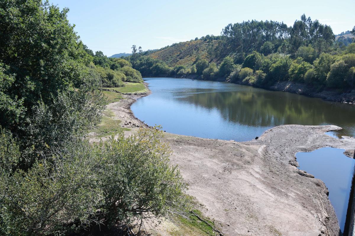 Aspecto del embalse de Eiras el pasado 11 de agosto, en uno de sus niveles más bajos.