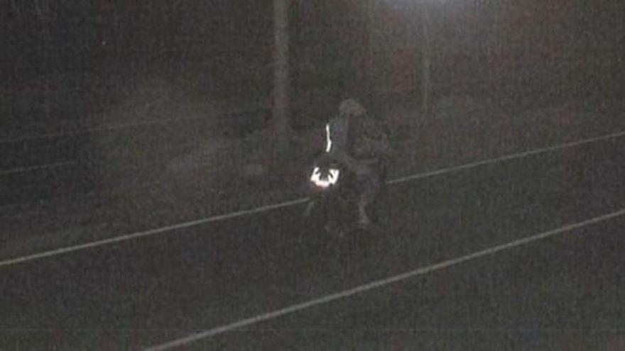 Tapa 12 veces la matrícula de su moto con la mano para evitar el radar en Castelló