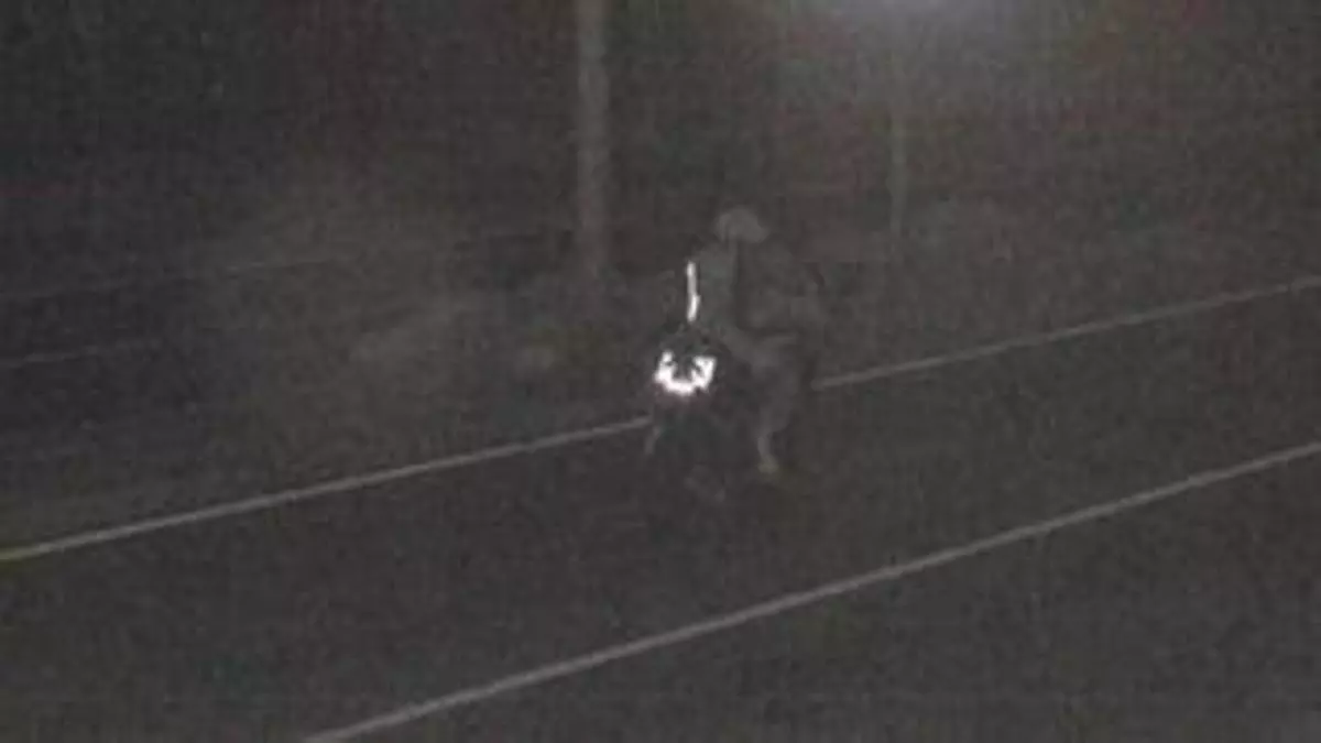 Tapa 12 veces la matrícula de su moto con la mano para evitar el radar en Castelló