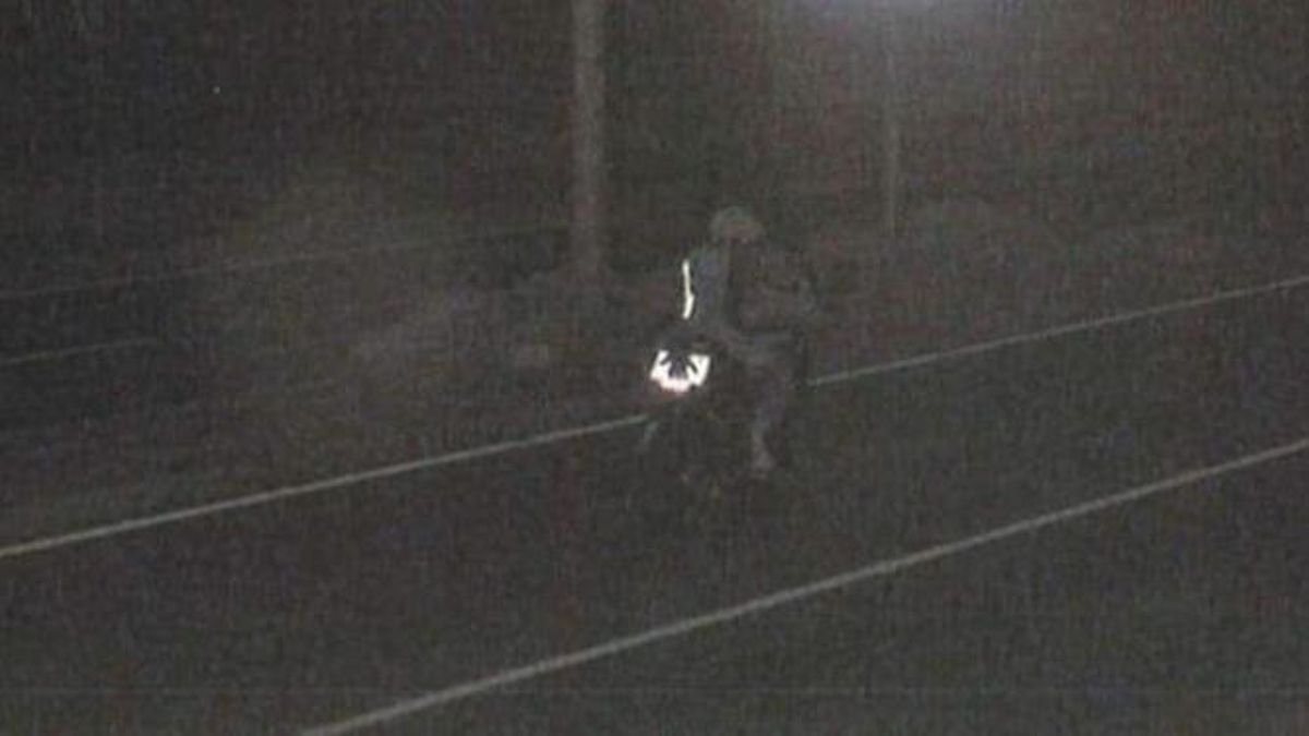 El detenido, tapando su matrícula para evitar el radar.