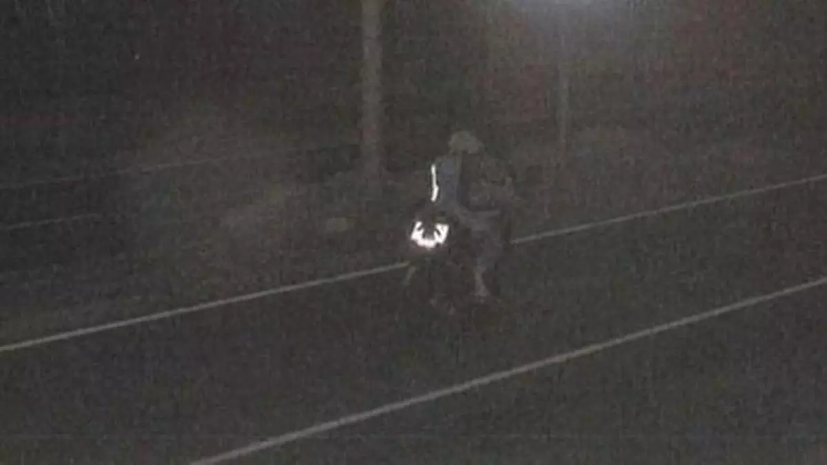 Tapa 12 veces la matrícula de su moto con la mano para evitar el radar en Castelló