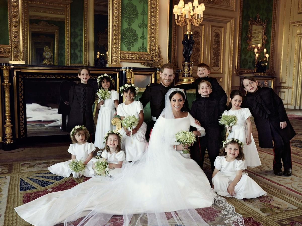 Harry y Meghan posan con los niños de su boda