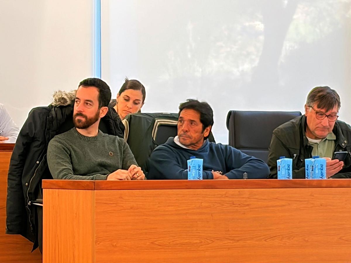 Javier Torres, a la izquierda, en el pleno de este jueves