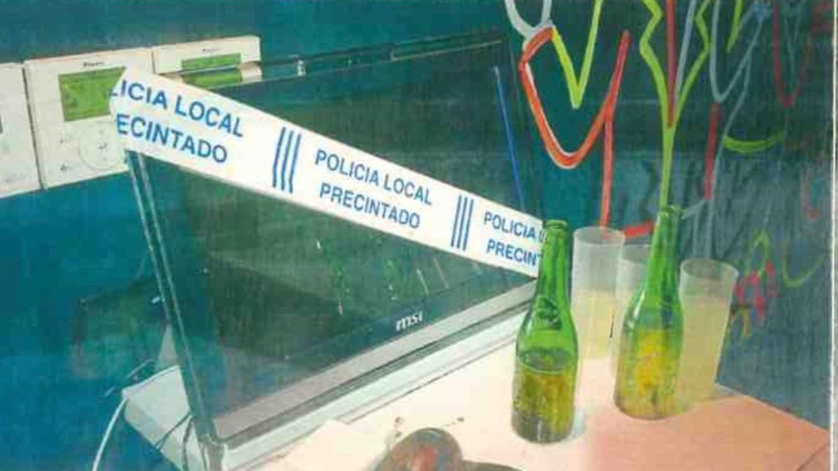 Durante la intervención policial, los agentes incautaron varios altavoces y mesas de sonido.