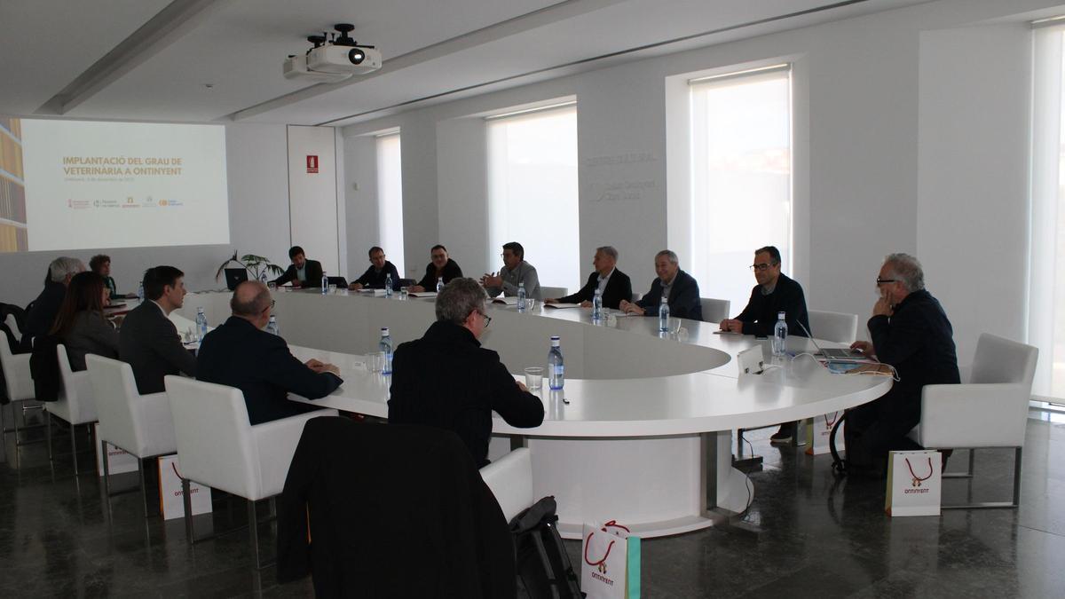 Reunión en el Centre Cultural Caixa Ontinyent para abordar la implantación de Veterinaria.