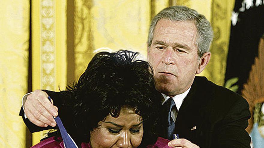 Condecorada por el presidente George W. Bush. // FdV