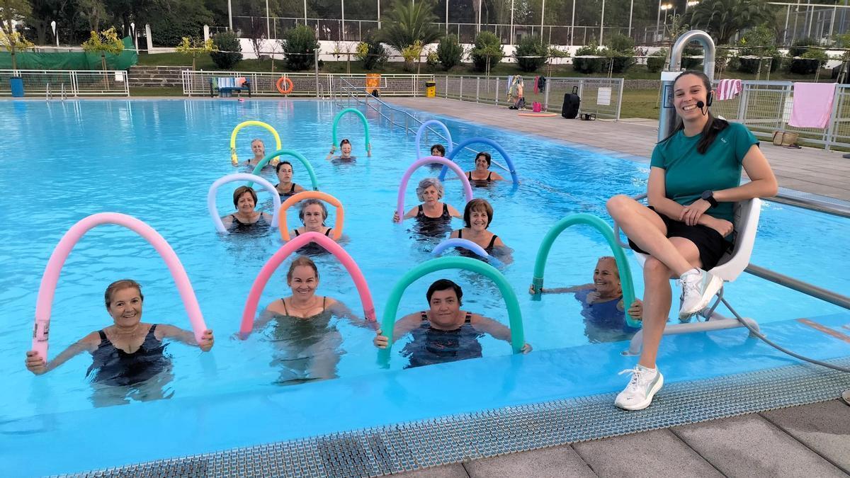 Esperanza Boza con uno de los grupos de aquagym en la piscina municipal