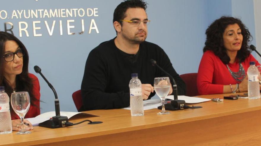 Rueda de prensa para presentar el convenio este miércoles en el Ayuntamiento de Torrevieja/ Foto. D. Pamies