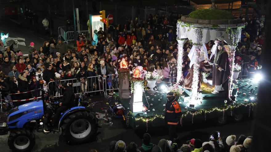 La magia de los Reyes Magos detiene la lluvia durante el comienzo de la cabalgata de Gijón