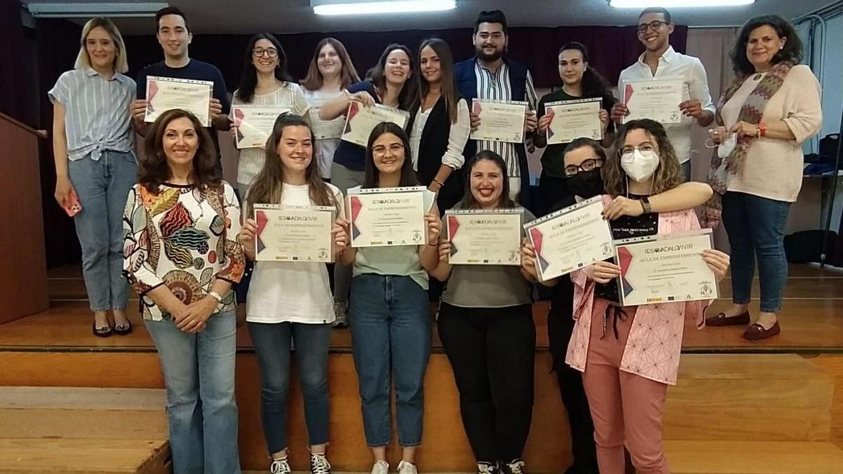 Foto de familia de los alumnos con sus diplomas de asistencia a estos talleres.