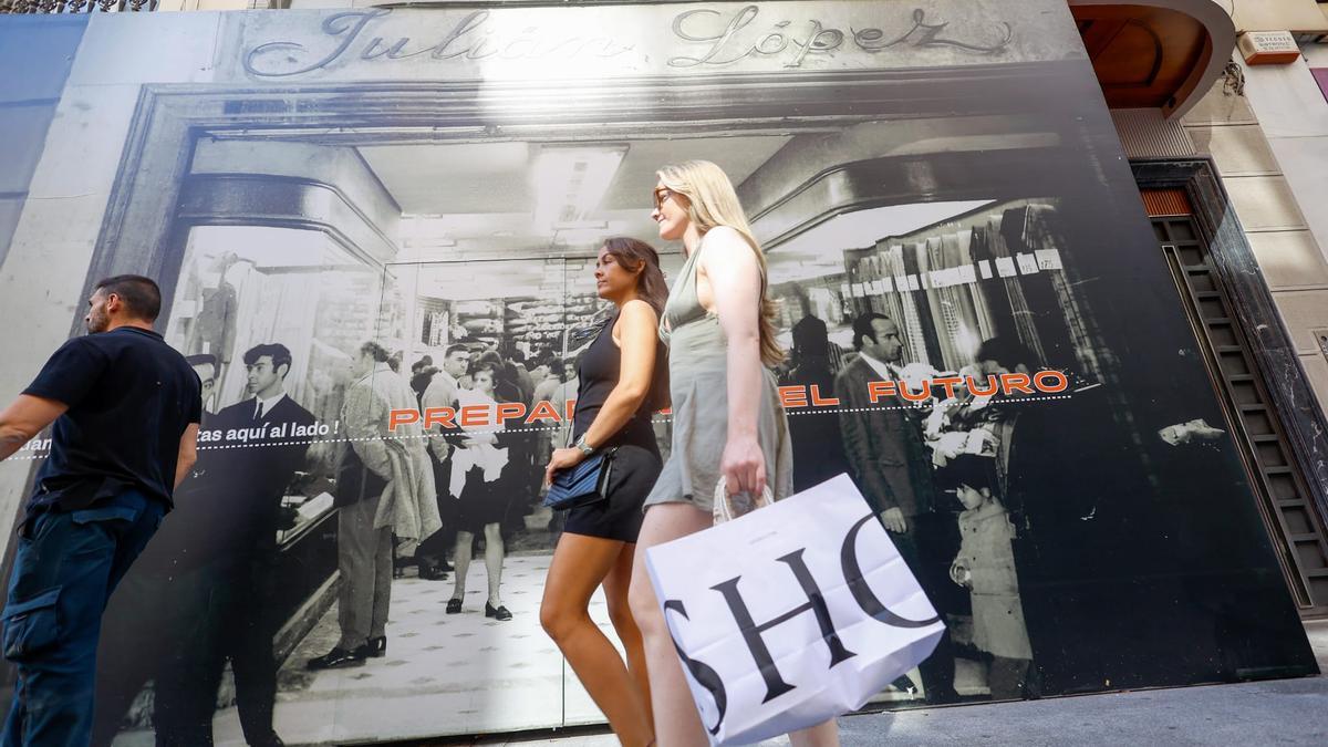La tienda de telas Julián López, en Periodista Azzati, en obras y protegida con una lona serigrafiada que muestra una foto antigua del establecimiento fundado en 1953