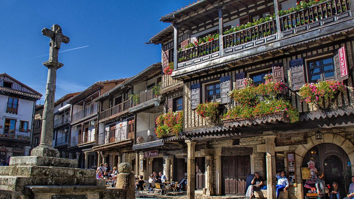 Plaza mayor de la localidad de la Sierra de Francia que se ha alzado con el premio de Ferrero Rocher 2023.