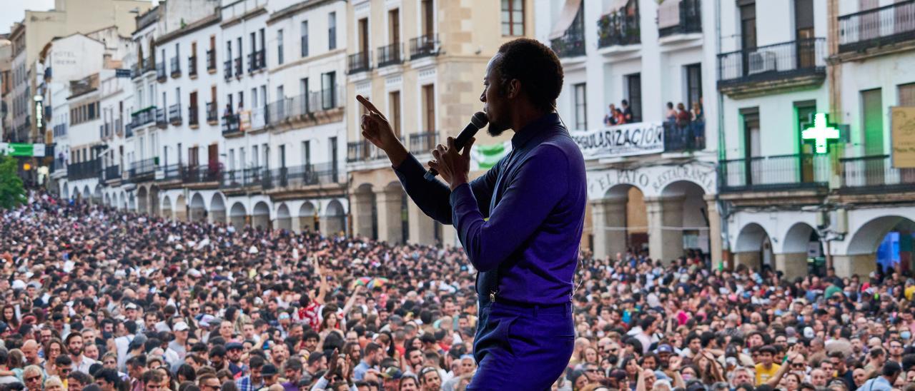 Miles de personas llenaron este sábado la plaza Mayor durante el concierto de J. P. Bimeni, que actuó ayer durante la tercera jornada del festival multiétnico.