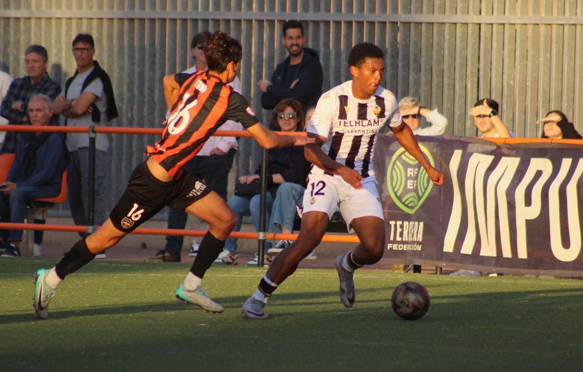 Jozhua Vertrouwd disputó los 60 primeros minutos jugando tendido al carril izquierdo albinegro.