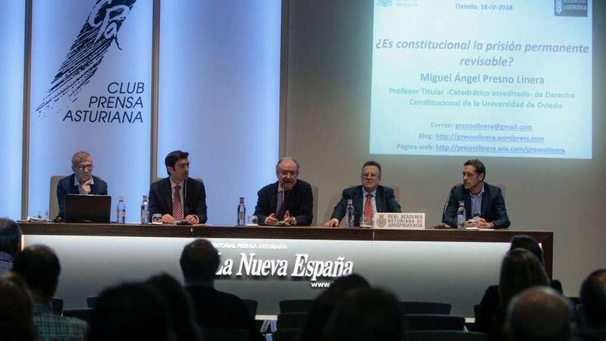 De izquierda a derecha, Miguel Presno, Javier Marqués, Leopoldo Tolivar, Ramón Punset y Javier Fernández Teruelo, ayer, en el Club Prensa Asturiana.