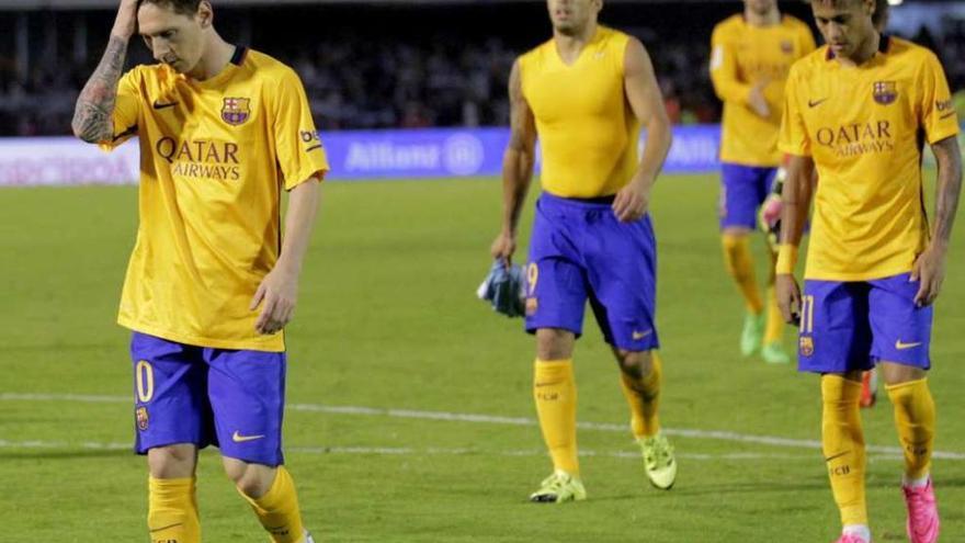 Messi, Luis Suárez y Neymar, camino de los vestuarios tras la derrota en Balaídos.