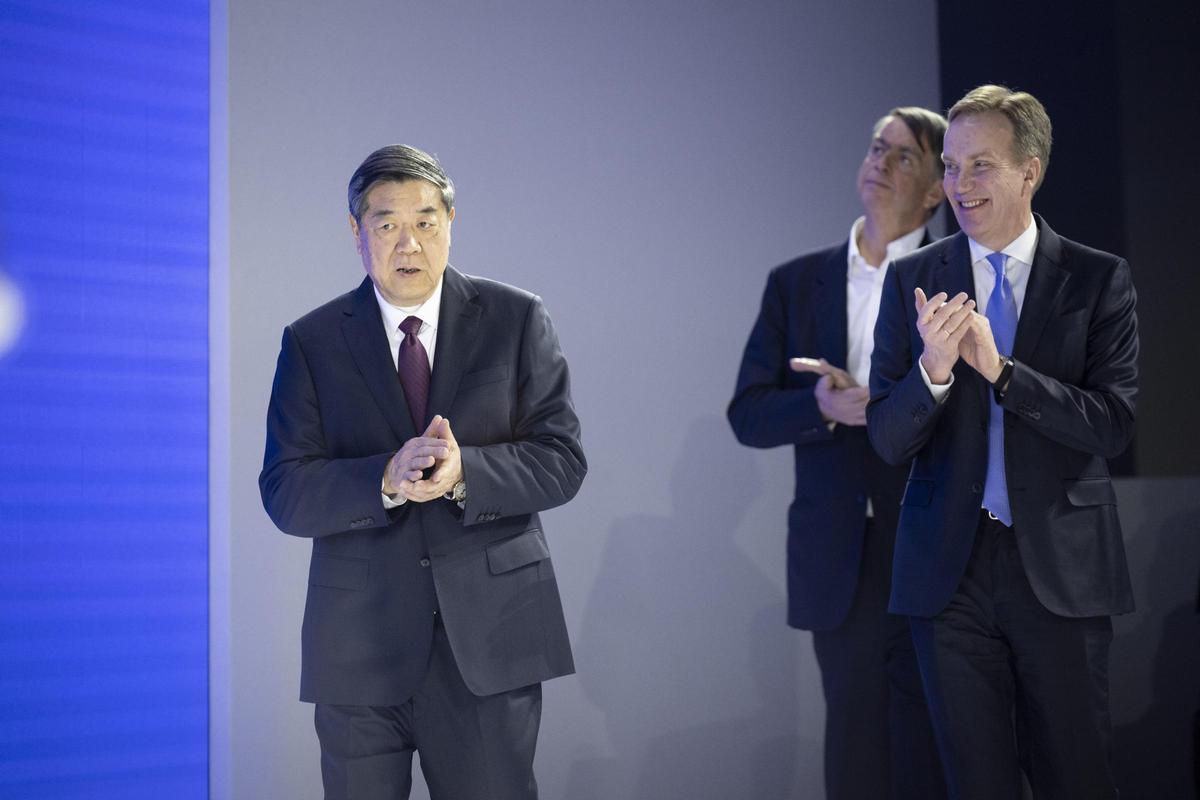 Negociador comercial chino avisa en Davos de que "no hay ganadores" en la guerra comercial