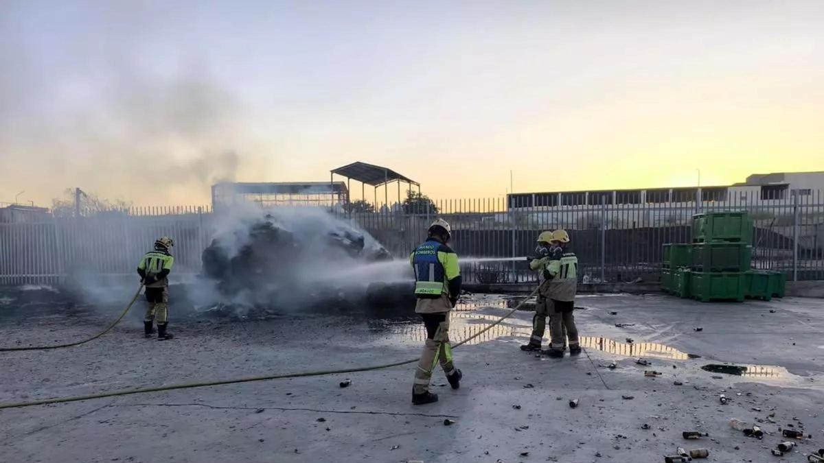 Zona de la parcela municipal de El Prado, en Mérida, donde el Infoex localizó uno de los puntos de inicio del incendio entre restos de basura y escombros.