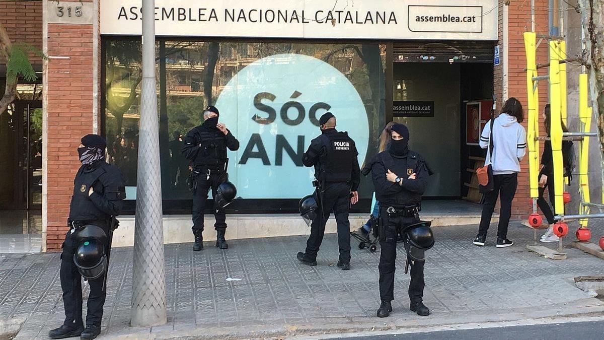 Agentes de los Mossos ante la sede de la ANC.