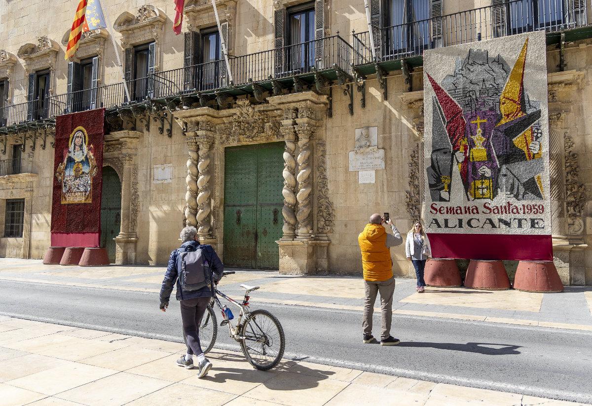 Los tapices florales de la Semana Santa 2026 se instalan a las puertas del Ayuntamiento.