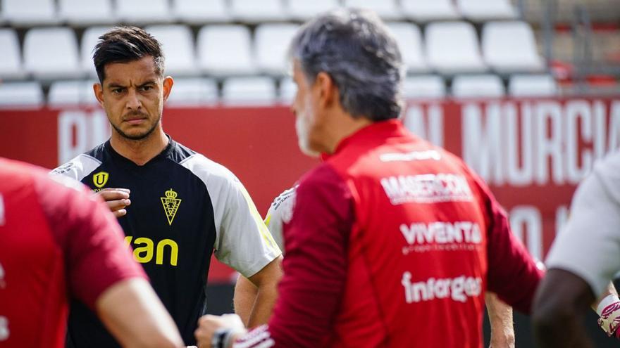 Pablo Alfaro habla con sus jugadores en un entrenamiento.