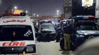 Mueren 16 personas y 50 resultan heridas por un atentado suicida en un edificio policial en Pakistán