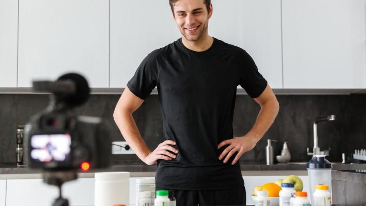Un joven graba una serie de conejos nutricionales