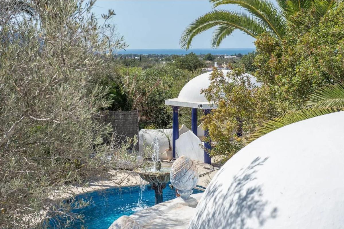 ¿Ibiza o en Santorini? A la venta una peculiar villa de lujo por 3,5 millones en Sant Jordi