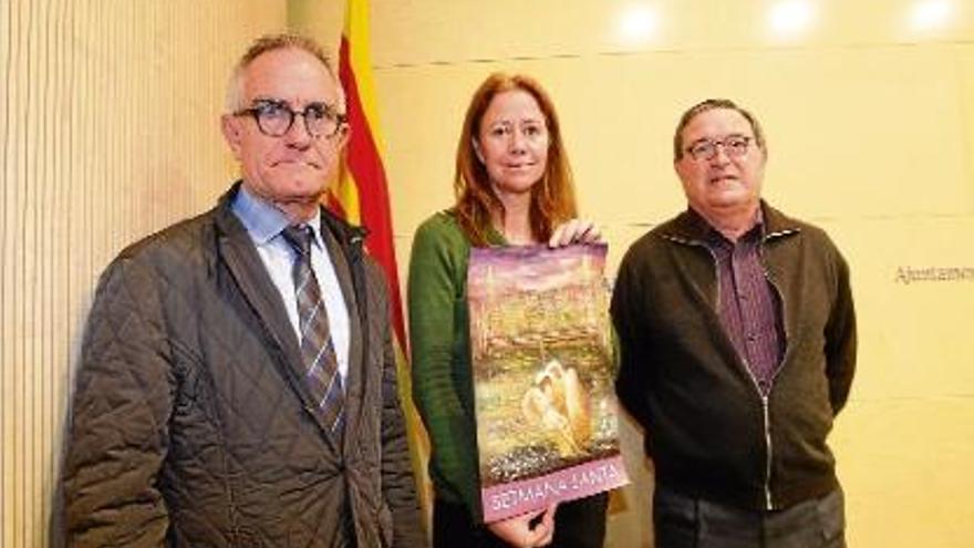 Narcís Reixach, Marta Madrenas i Miquel Izquierdo, amb el cartell elaborat per Isabel Reyes.