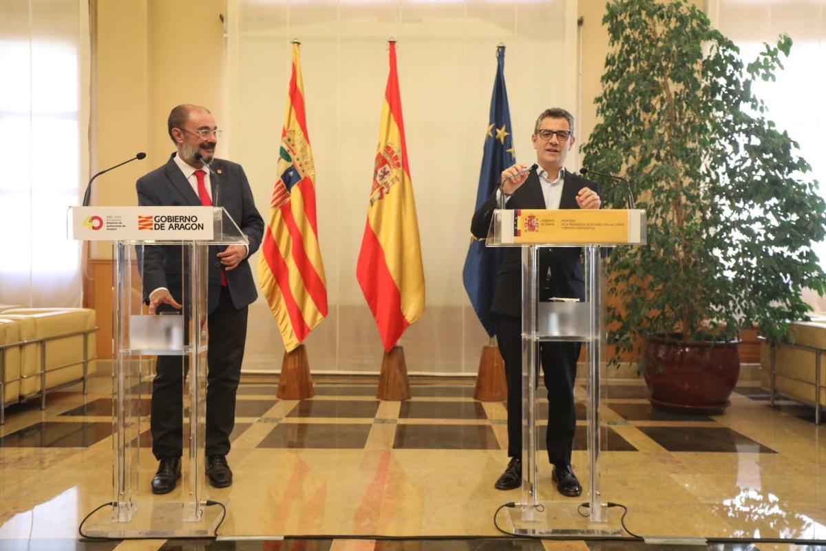 Lambán y Bolaños, durante su comparecencia ante la prensa en la Sala de Columnas.