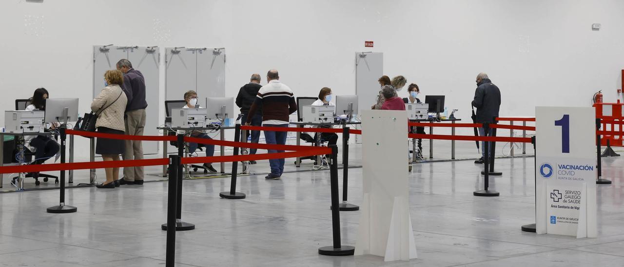 Personas acuden a vacunarse al Ifevi, en Vigo.