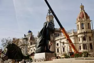 El corazón de las Fallas se levanta: avanza el montaje de la falla municipal de València