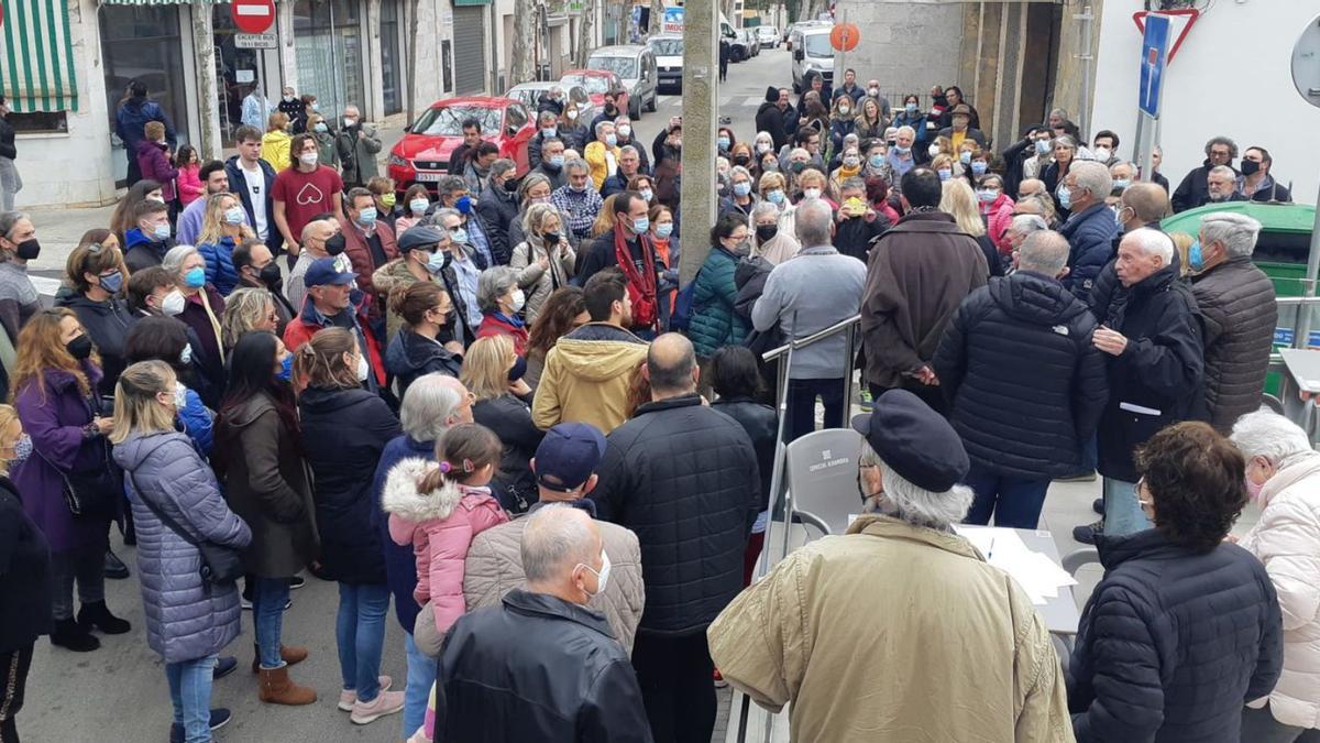 Los vecinos de Son Sardina se concentraron ayer para mostrar su rechazo al Plan General.