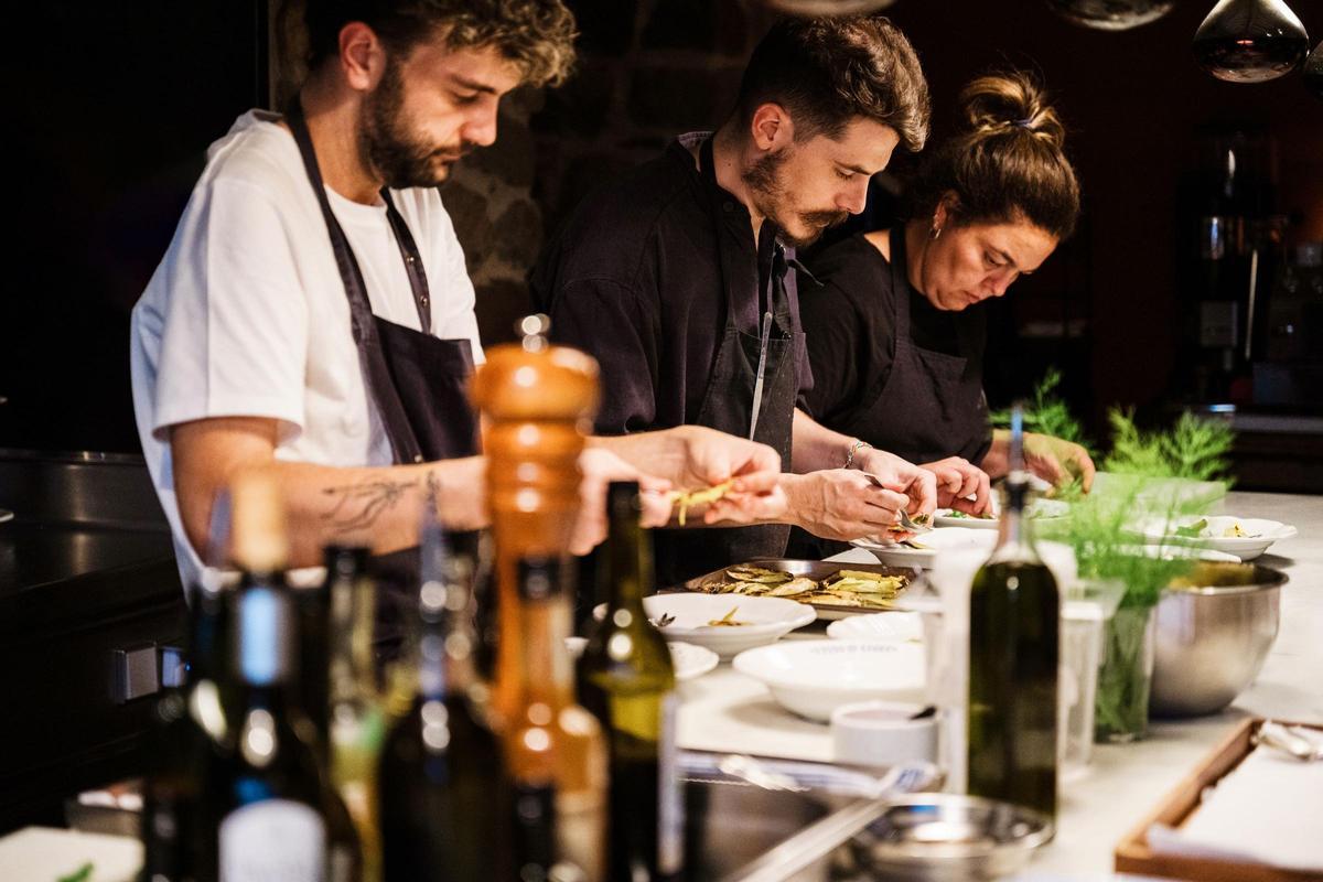 En el restaurante ofrecen un menú de primer plato, segundo y postre.