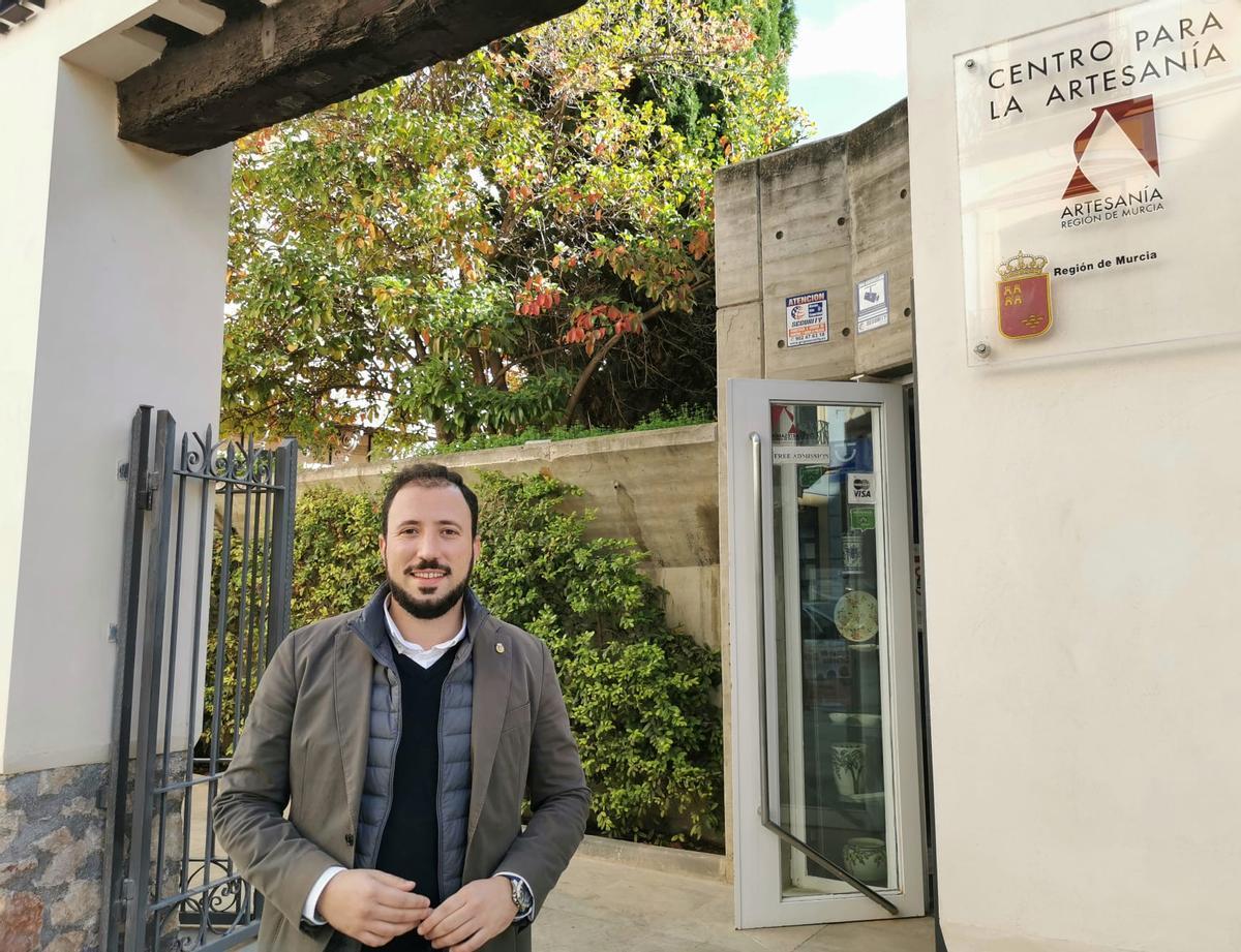 El edil de Turismo a las puertas del Centro Regional de Artesanía.