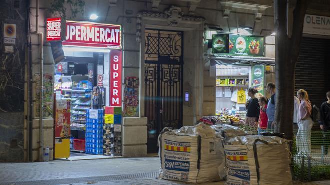 Media docena de ciudades importan el veto de Barcelona a los supermercados 24 h para proteger al comercio de barrio