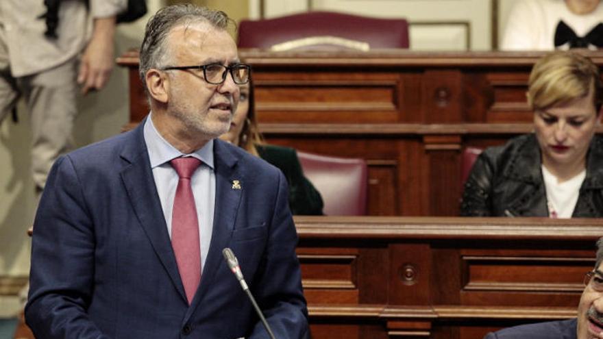 El presidente de Canarias, Ángel Víctor Torres, interviene en el Parlamento.