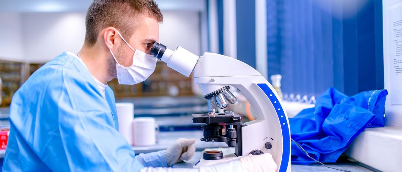 Investigador trabajando en un laboratorio