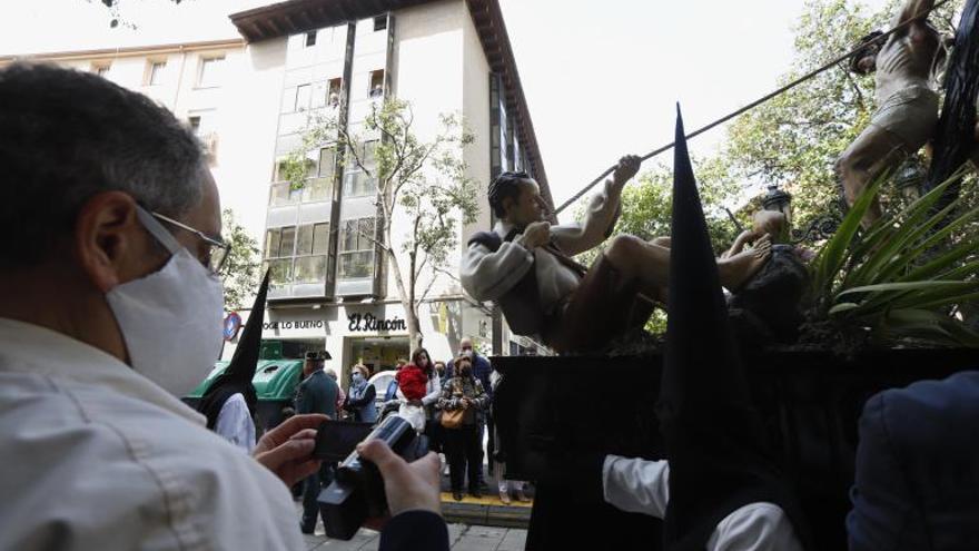 Una imagen del paso de la Exaltación tras salir de la Real Maestranza de Caballería. | 