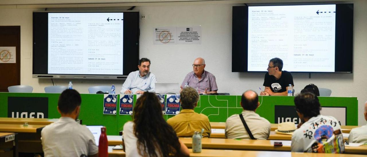 En la mesa, desde la izquierda, Raimundo Cuesta, Javier Merchán y César Rendueles. | MIGUEL ÁNGEL LORENZO