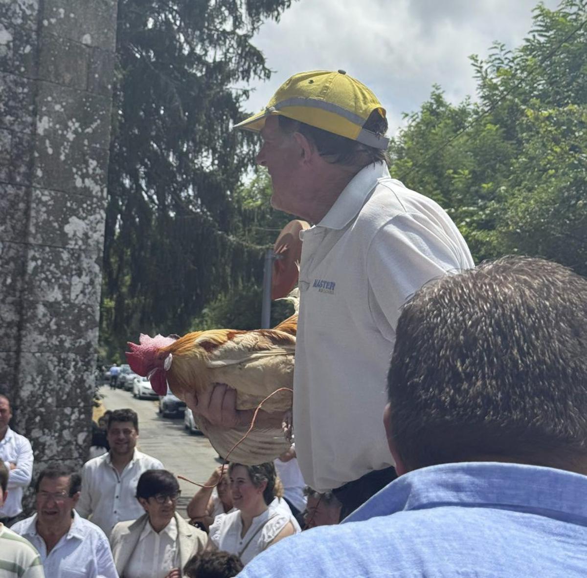 La tradicional puja de pollos, a la salida de la misa.  |