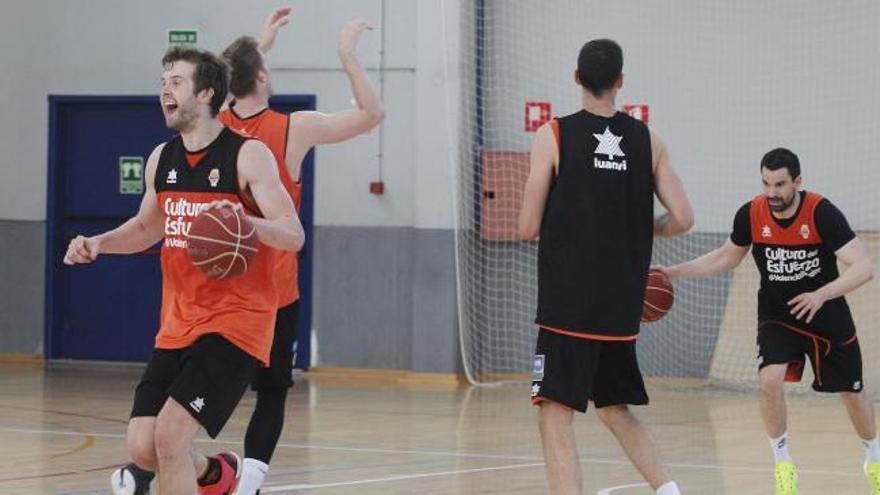 El Valencia Basket entrena en el exilio de la Malvarosa