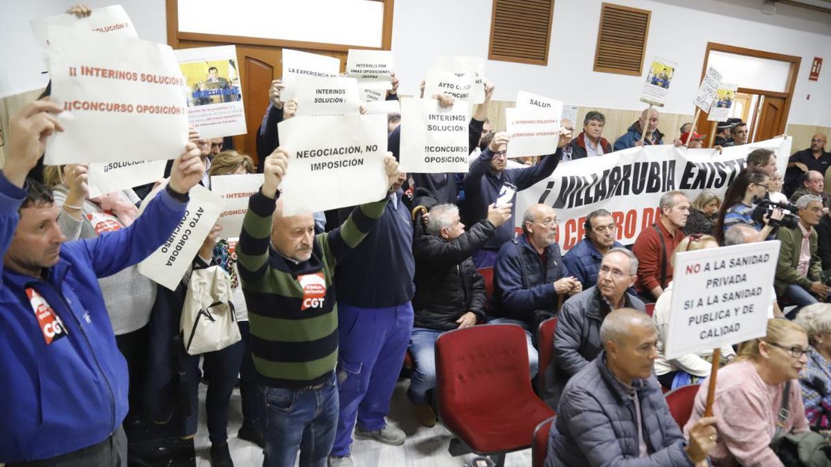 Sindicatos del Ayuntaminto de Córdoba protestan en el salón de plenos, en una imagen de archivo.